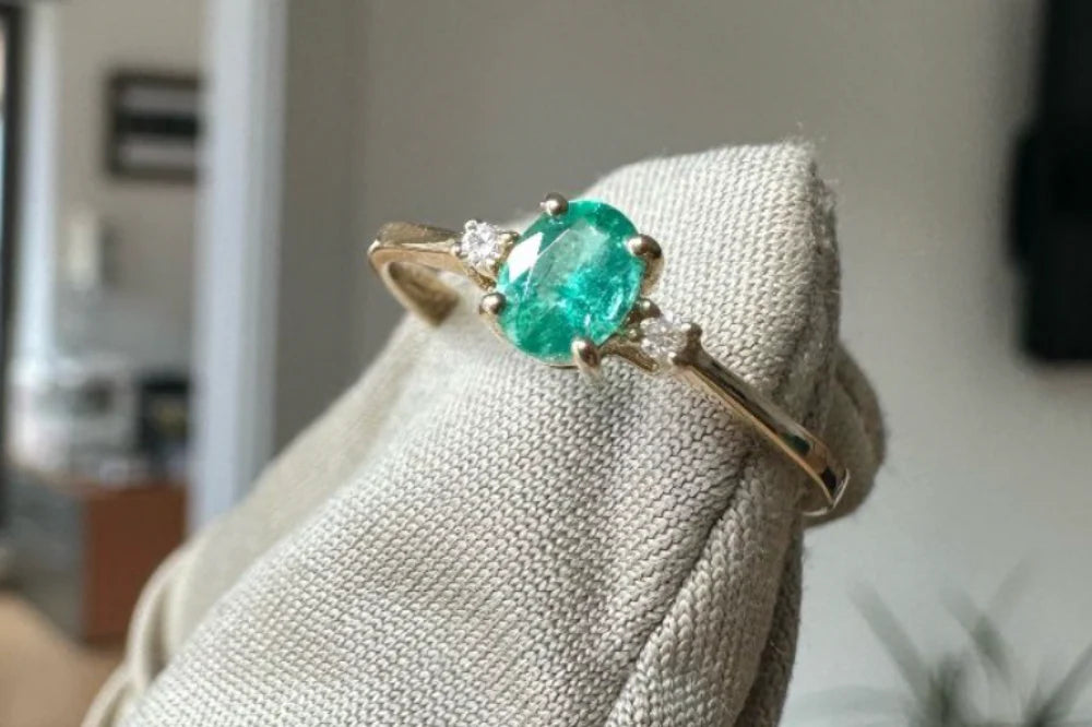 Quel doit être le prix d'une bague de fiançailles sur mesure ?