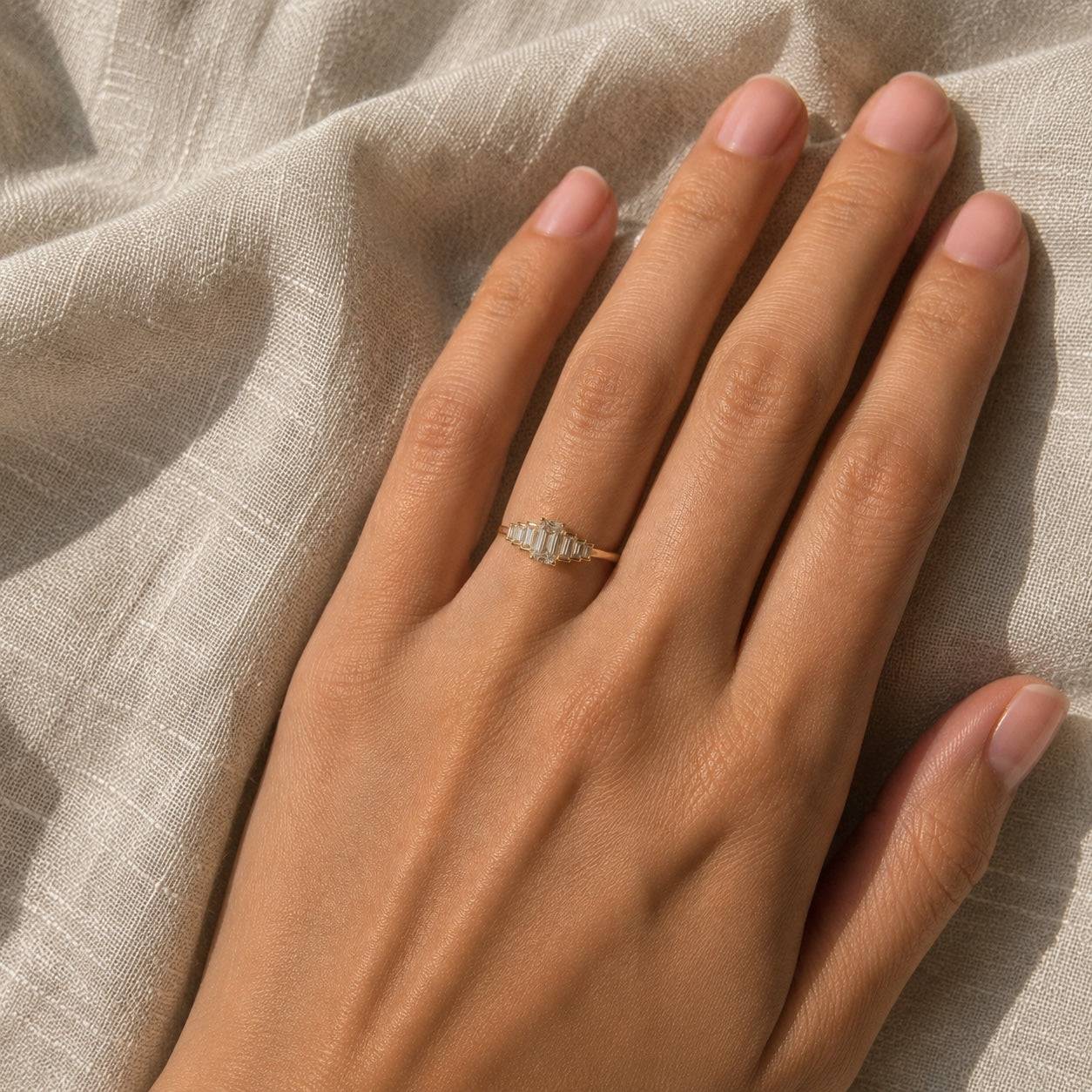 Lantana - Bague de fiançailles pierres taille émeraude et taille baguette
