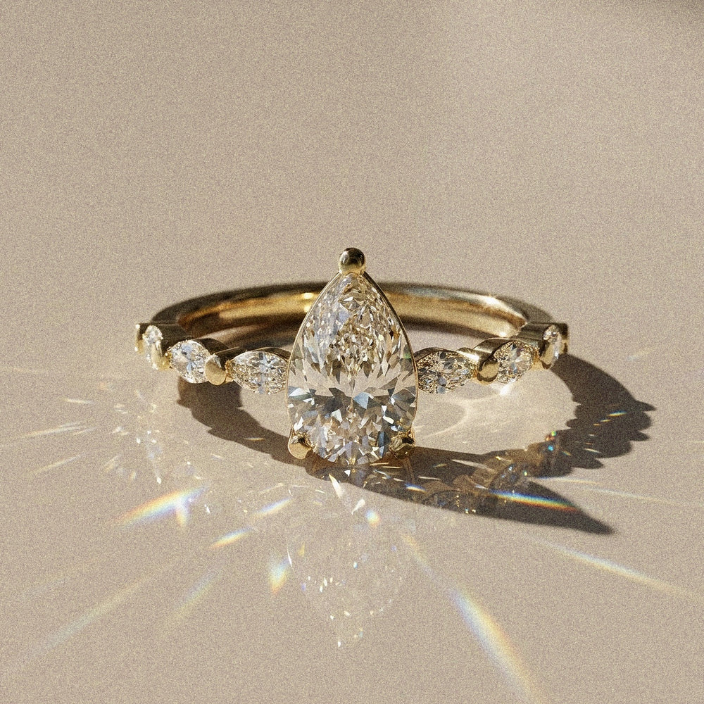 Madeleine - Solitaire accompagné taille poire