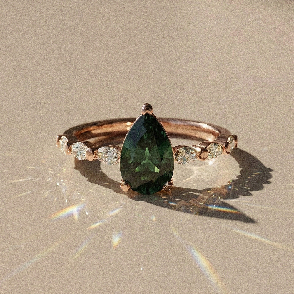 Madeleine - Solitaire accompanied pear-shaped