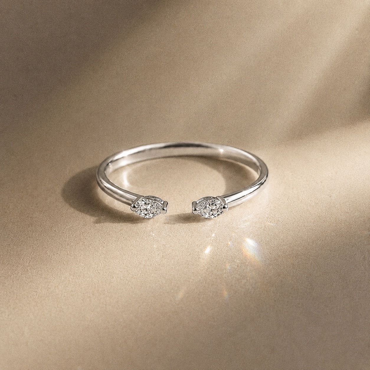 Sedona women's wedding band in 18k gold – pear cut