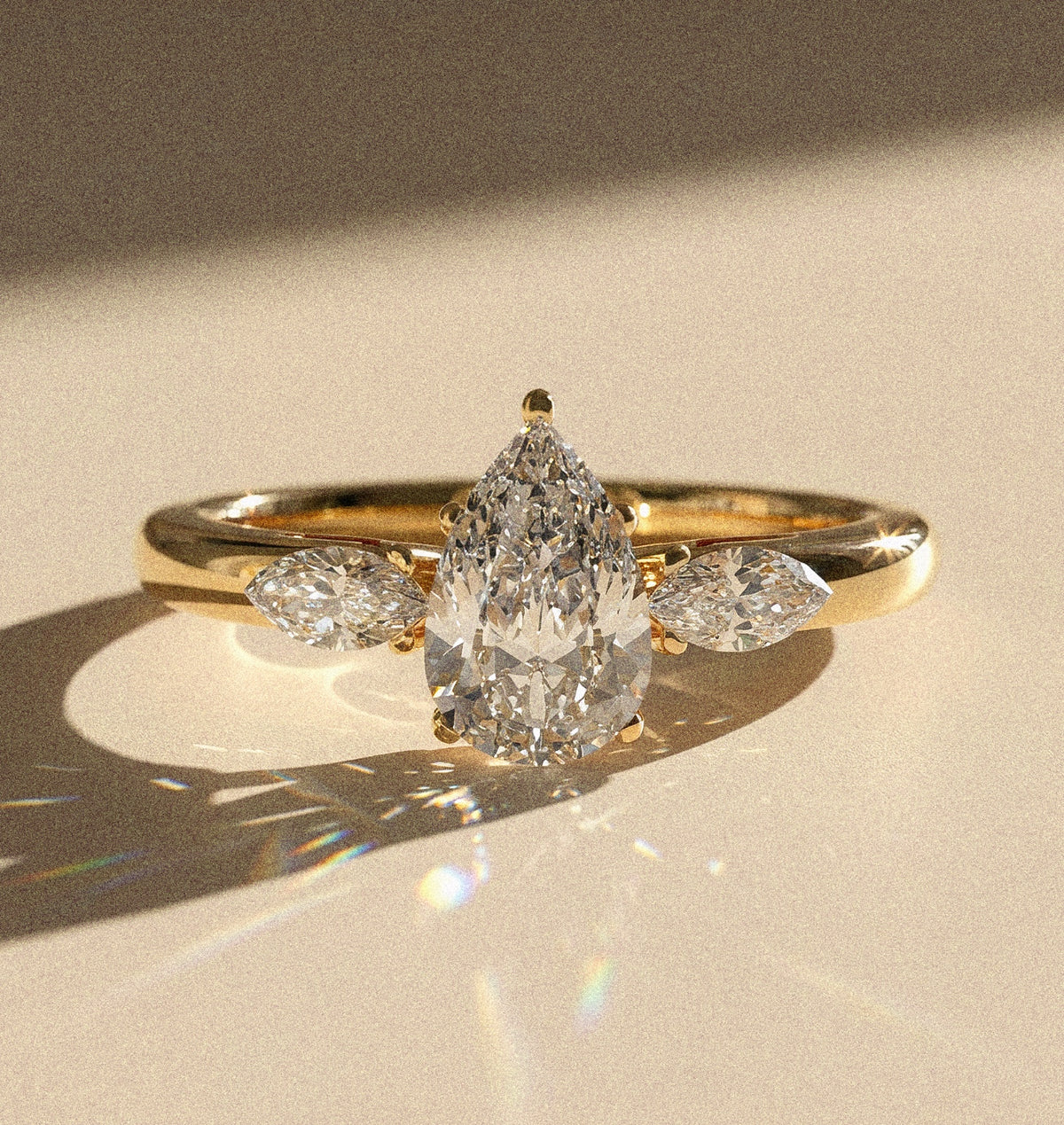 Victoria - Bague de fiançailles solitaire poire accompagné