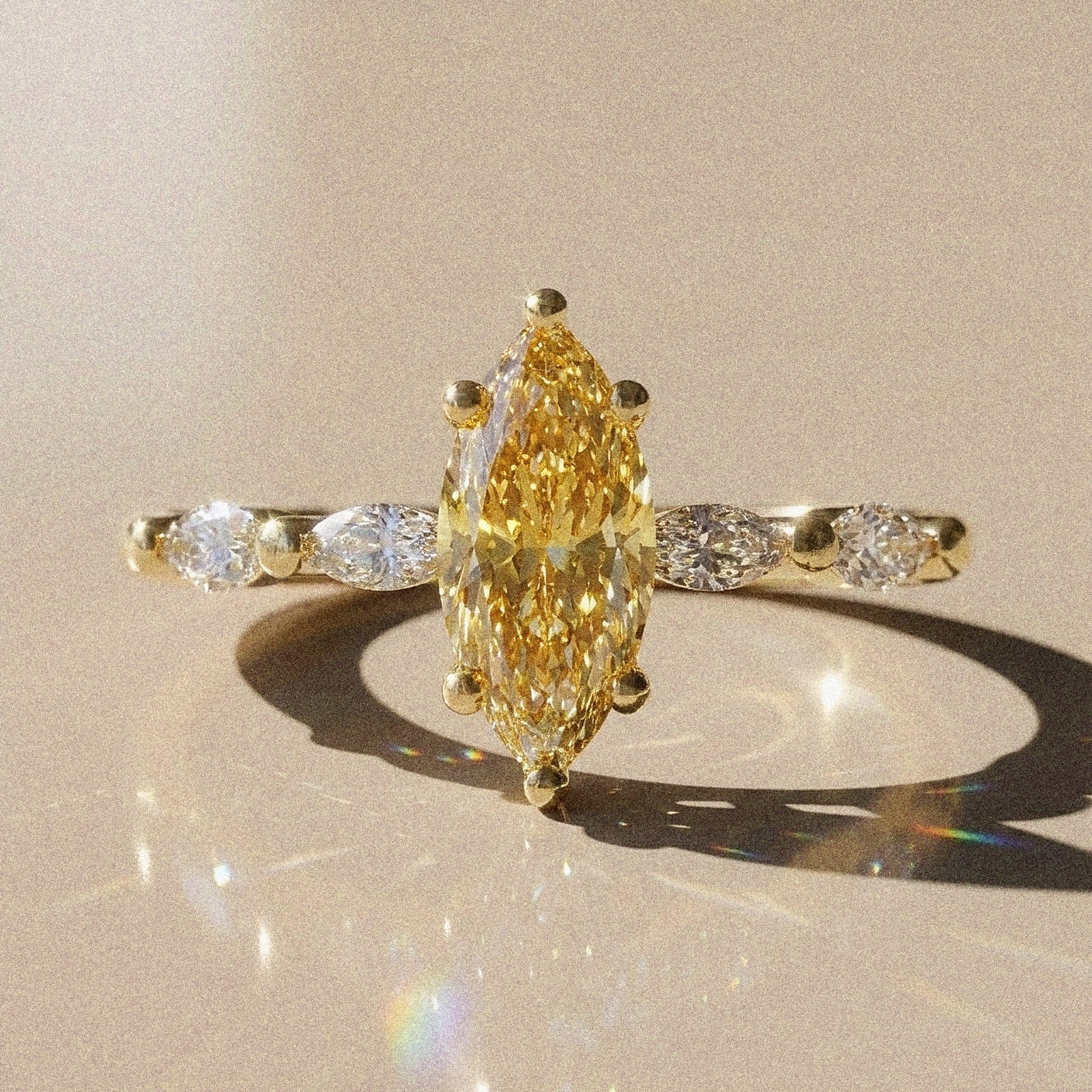Leontina - engagement ring with a central stone and side stones