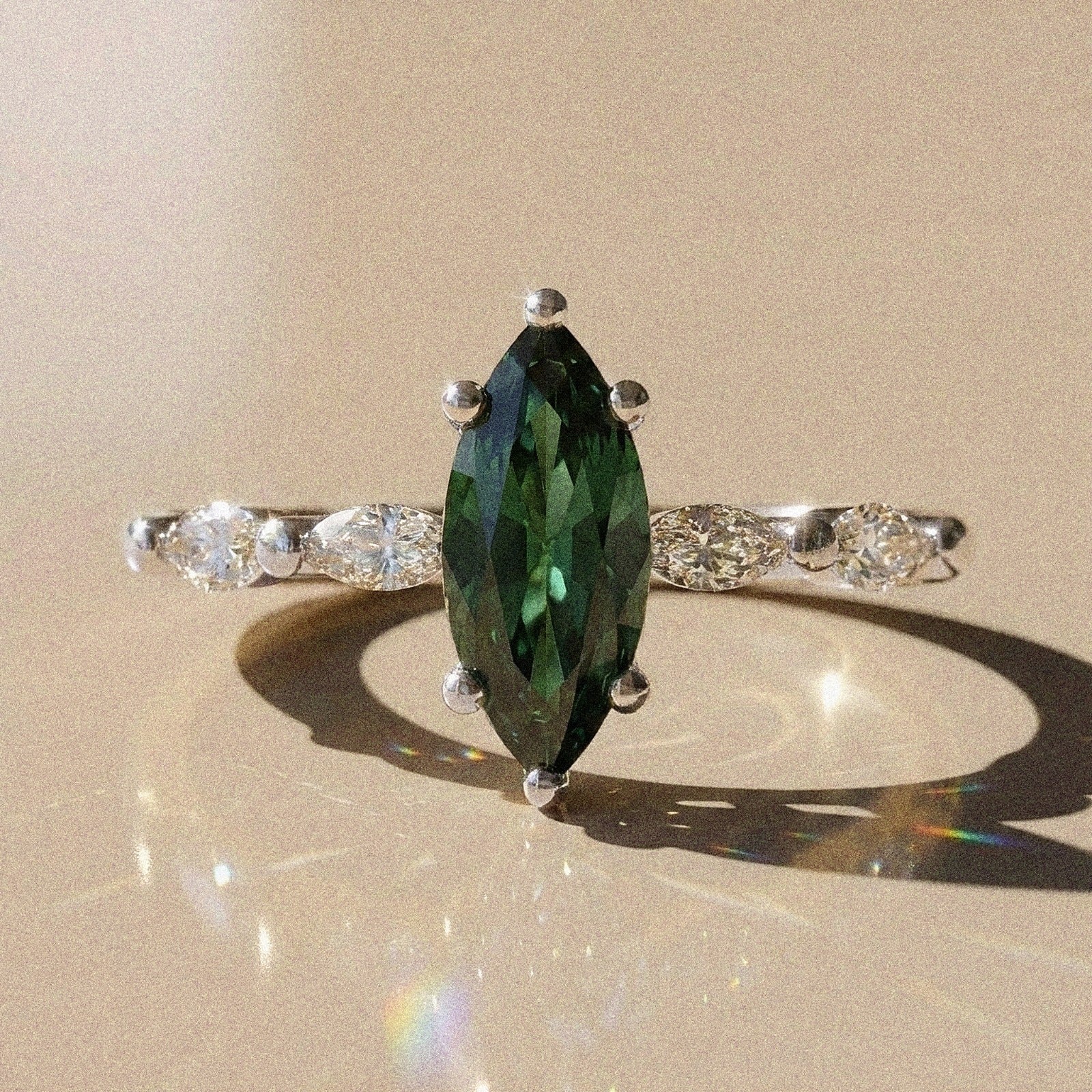 Leontina - engagement ring with a central stone and side stones