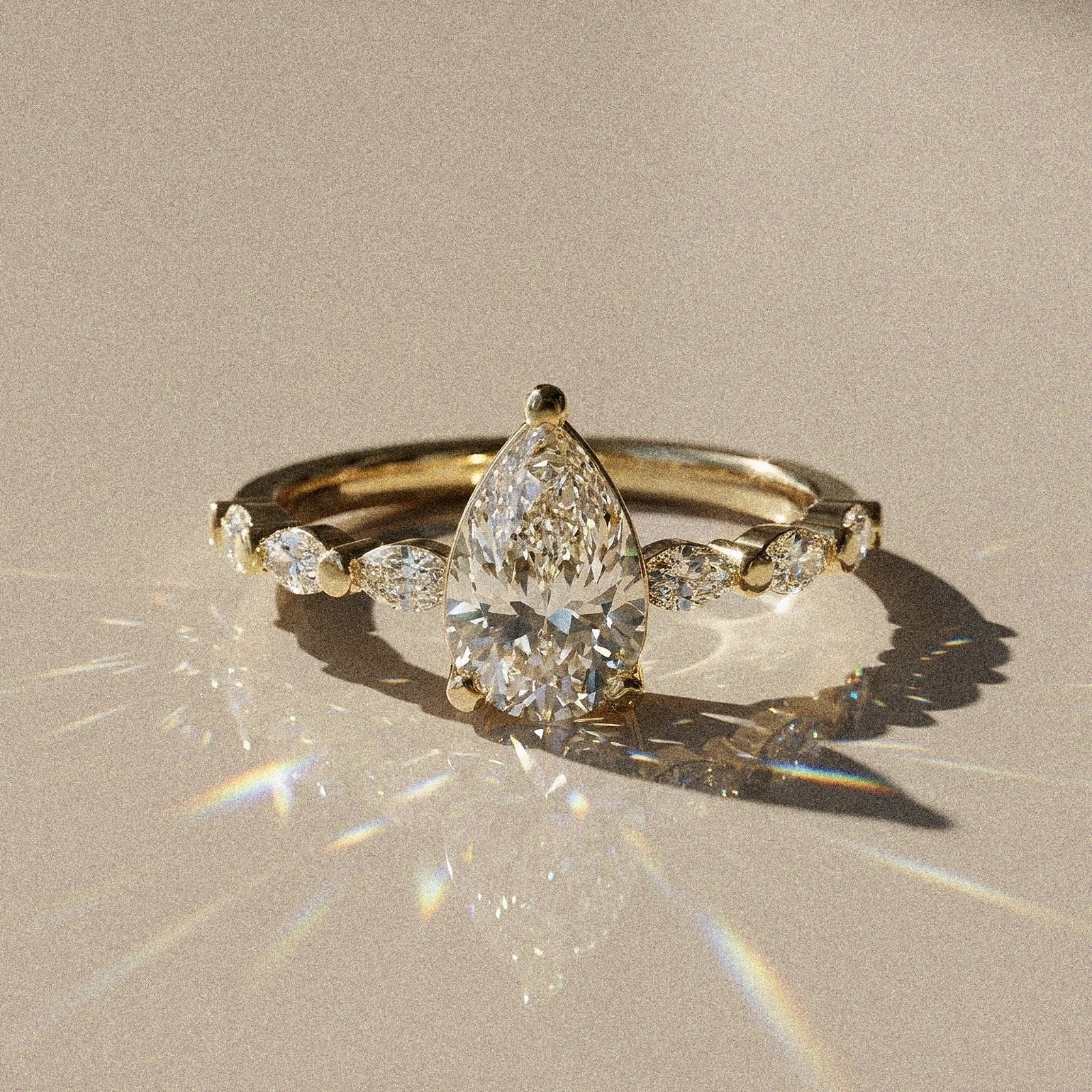 Madeleine - Solitaire accompagné taille poire