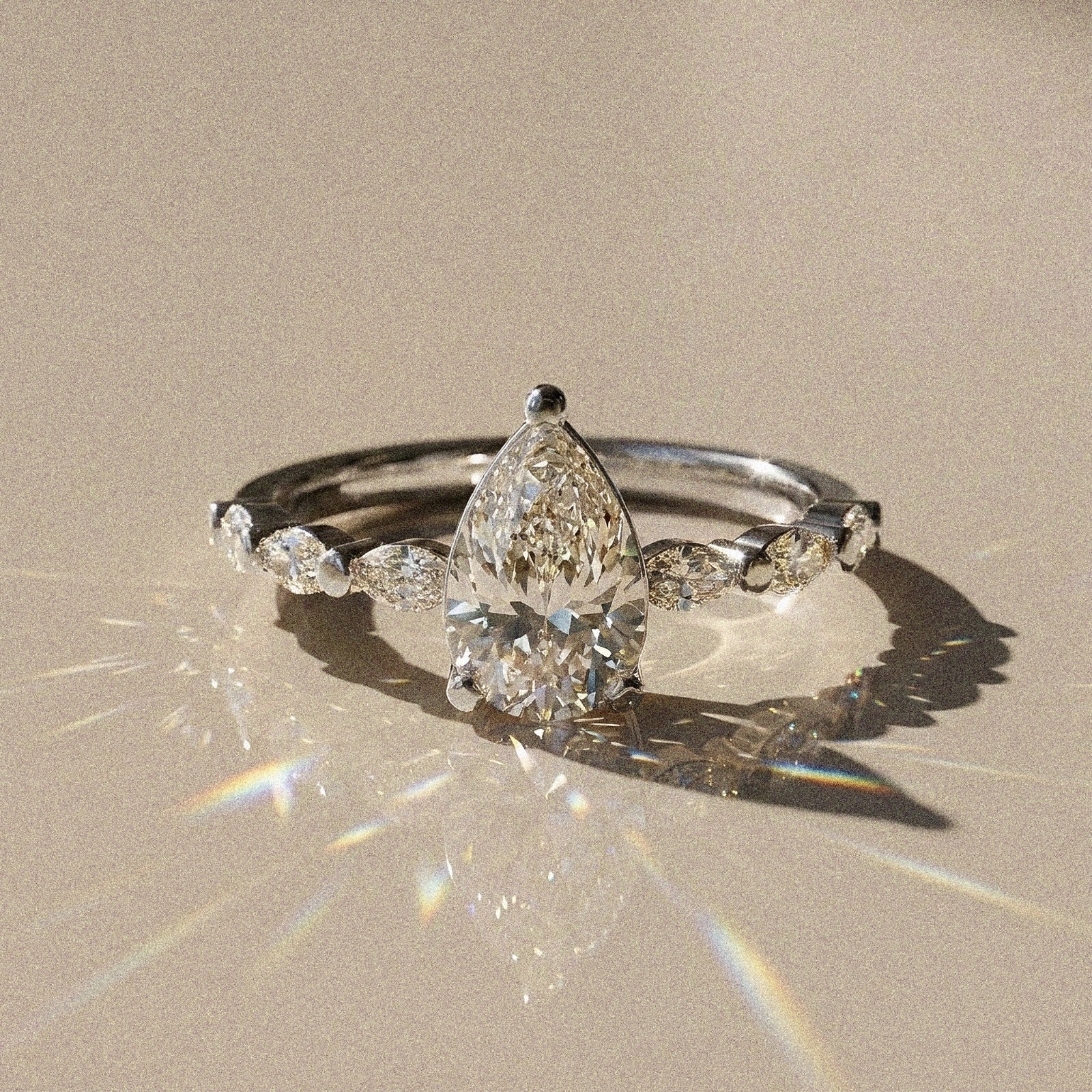 Madeleine - Solitaire accompanied pear-shaped