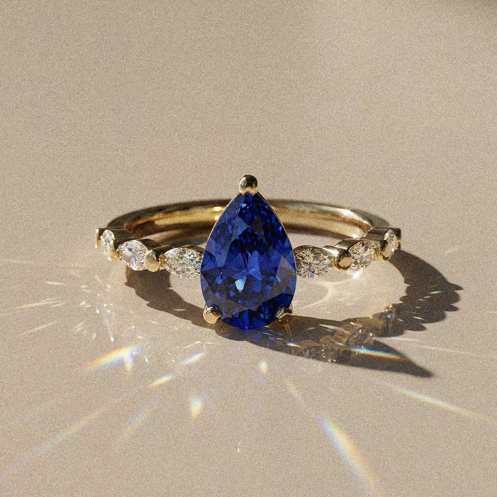 Madeleine - Solitaire accompagné taille poire