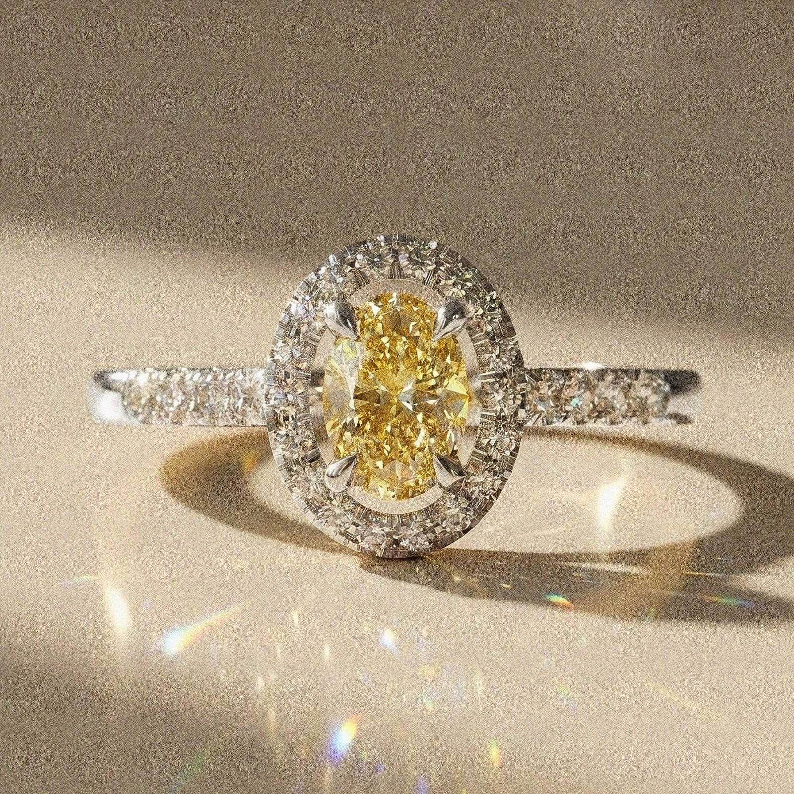 Abelia - Bague de fiançailles diamant ovale pavé