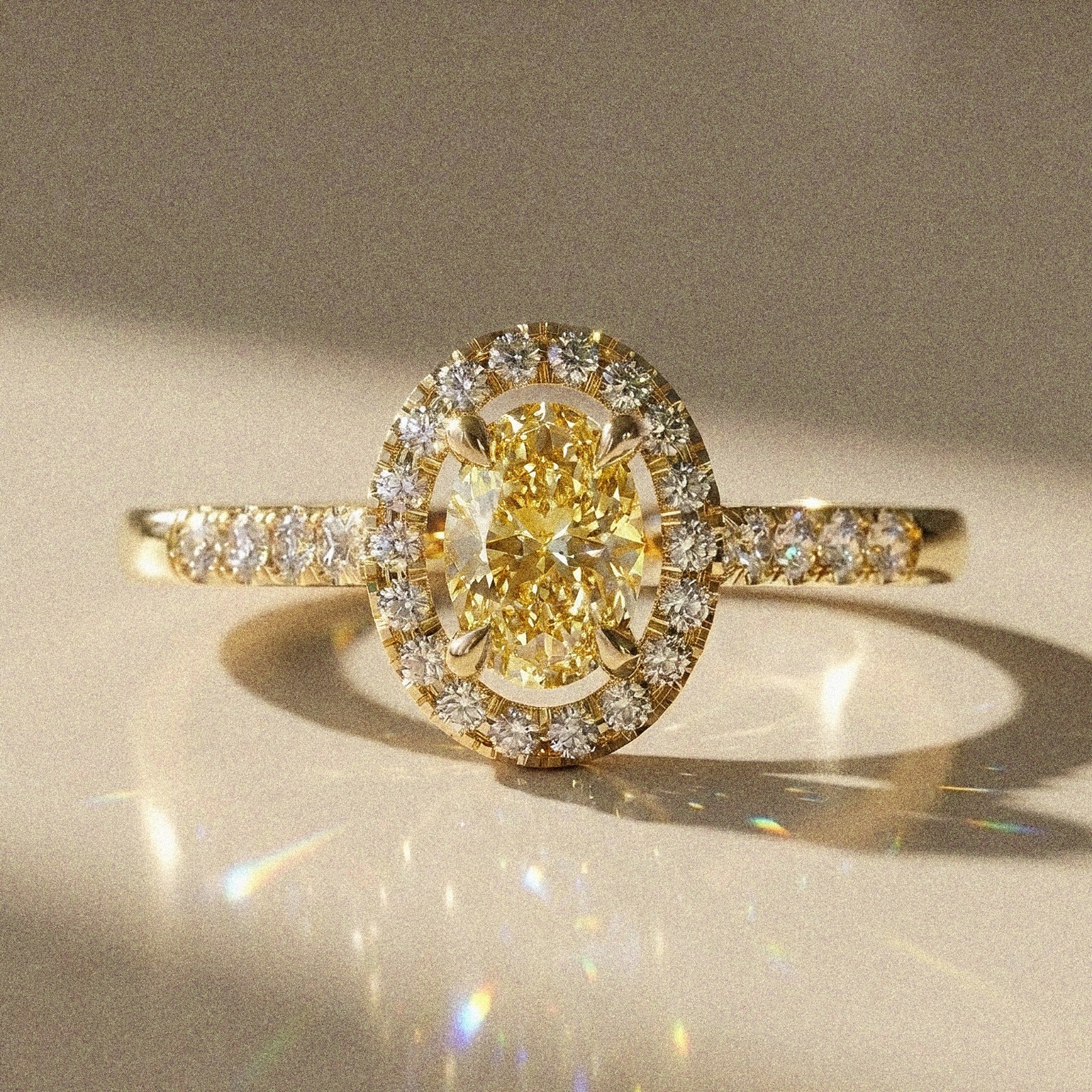 Abelia - Bague de fiançailles diamant ovale pavé