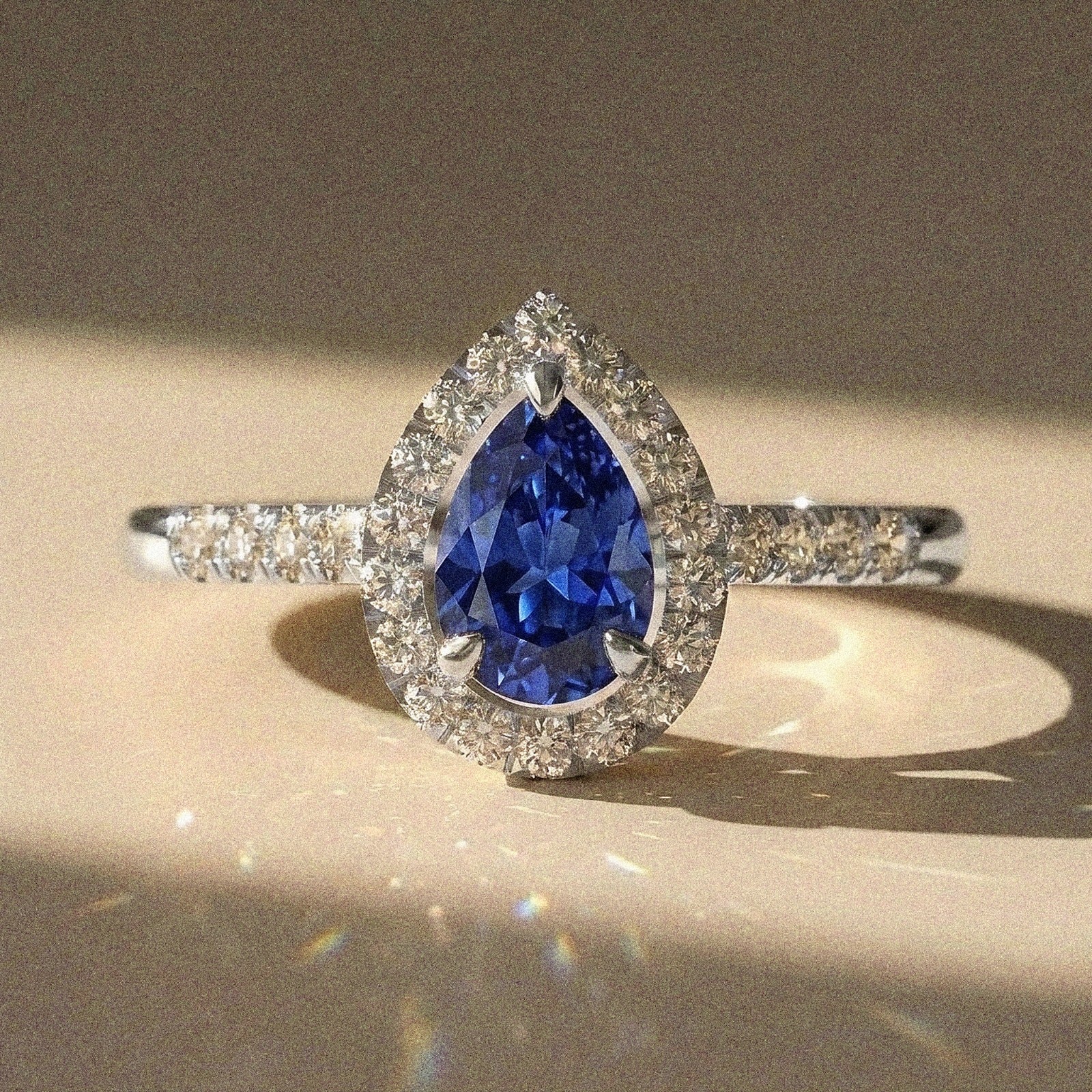 Acacia - Bague de fiançailles diamant poire à entourage