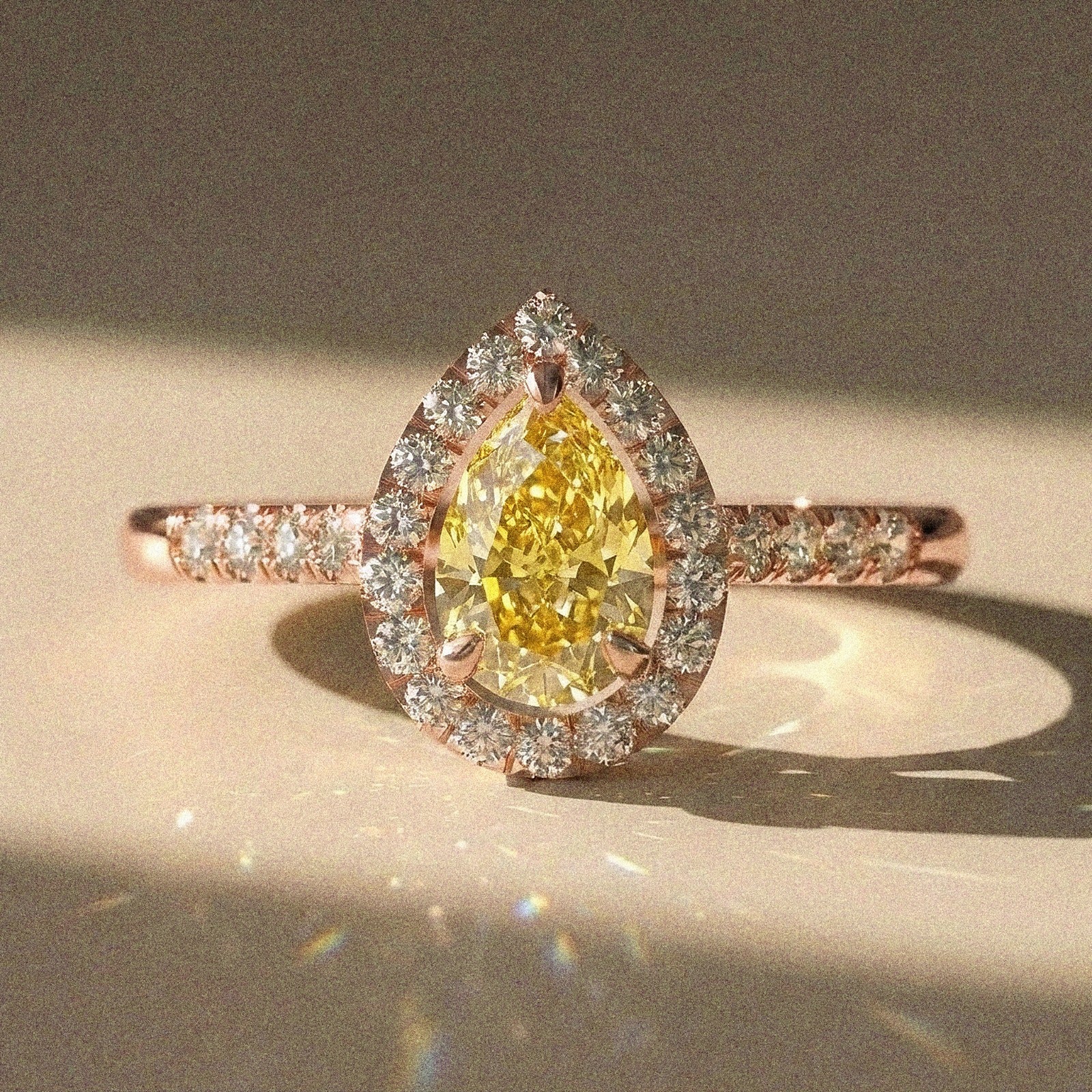 Acacia - Bague de fiançailles diamant poire à entourage