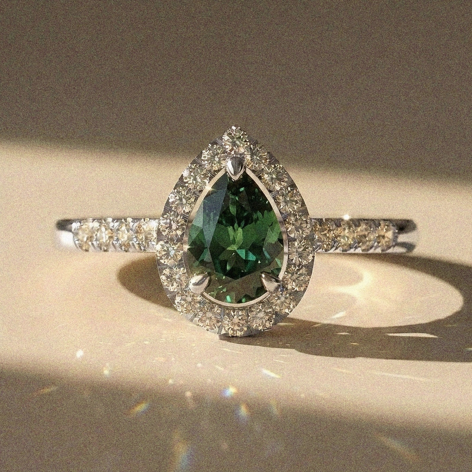 Acacia - Bague de fiançailles diamant poire à entourage