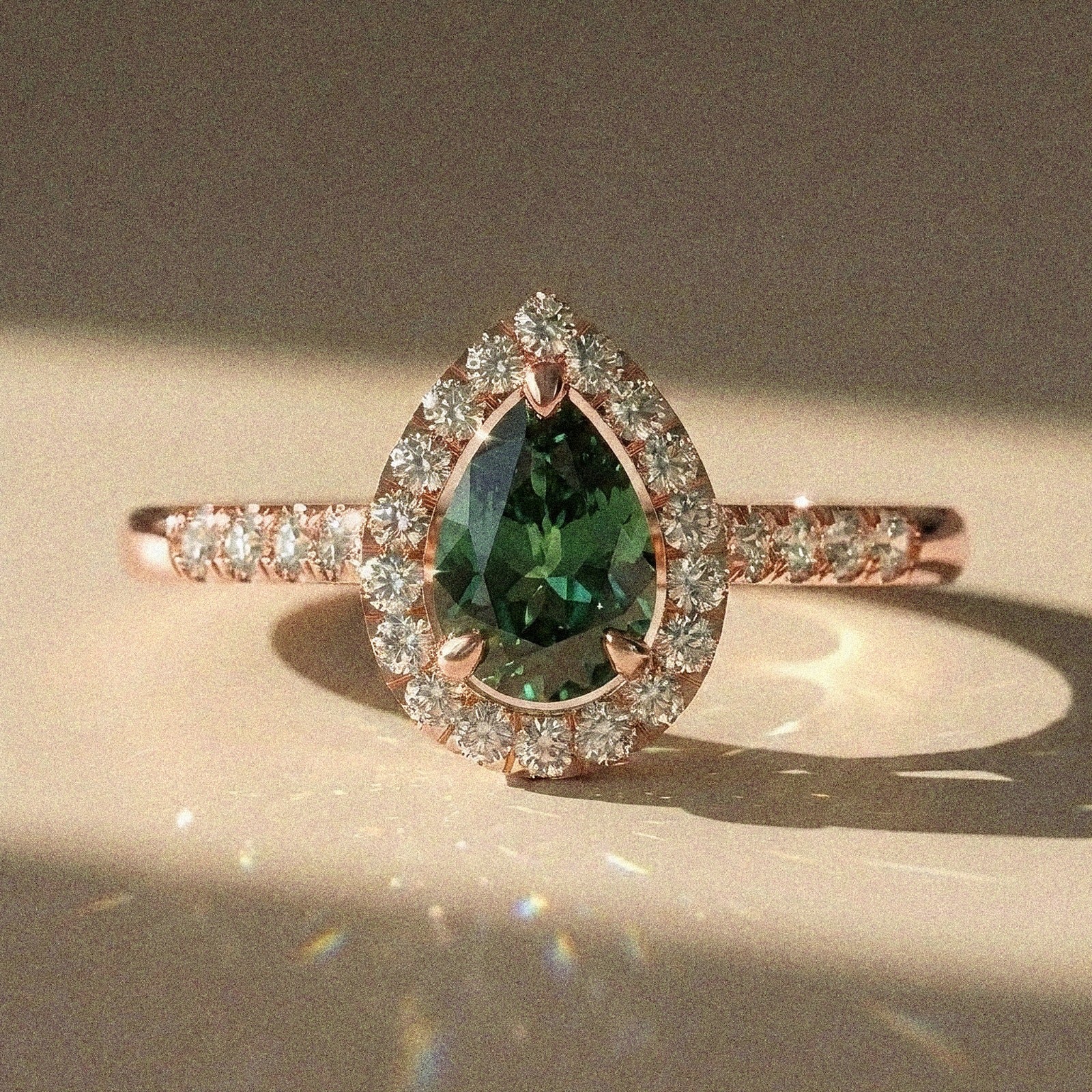 Acacia - Bague de fiançailles diamant poire à entourage