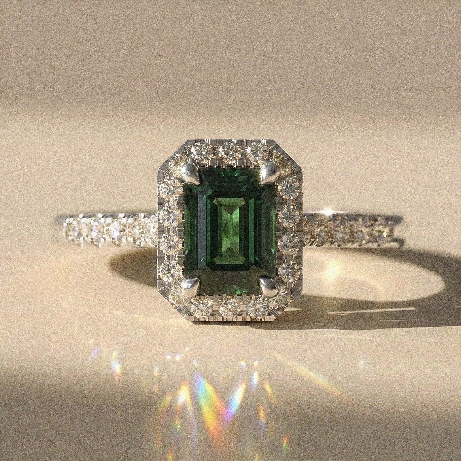 Adonia - Bague de fiançailles saphir vert rectangle à pans coupés à entourage