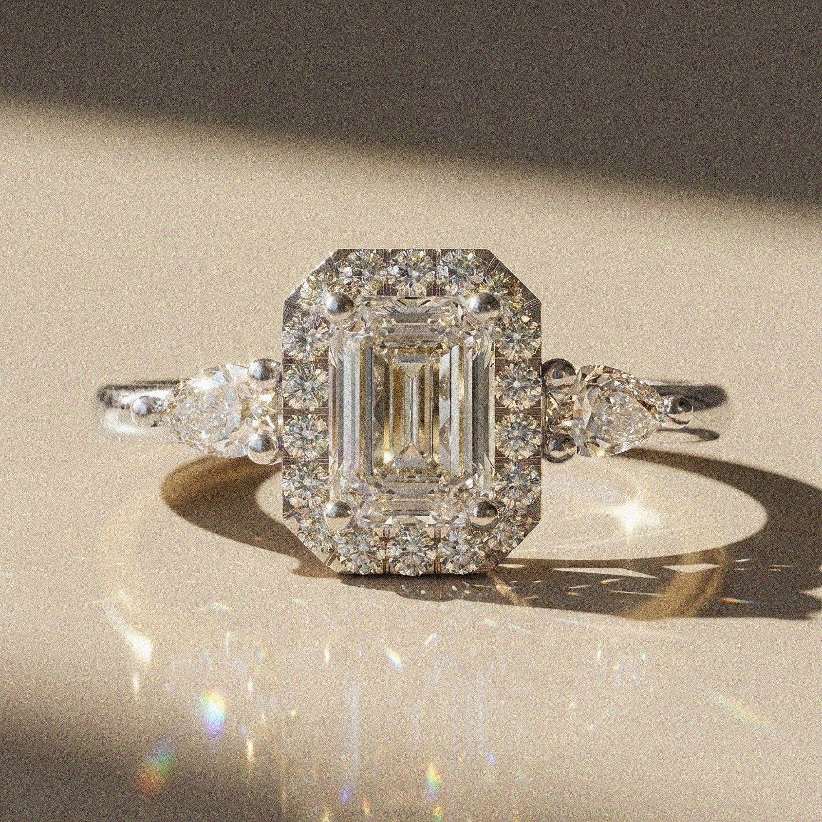 Mahonia - Bague de fiançailles pierre rectangle à pans coupés