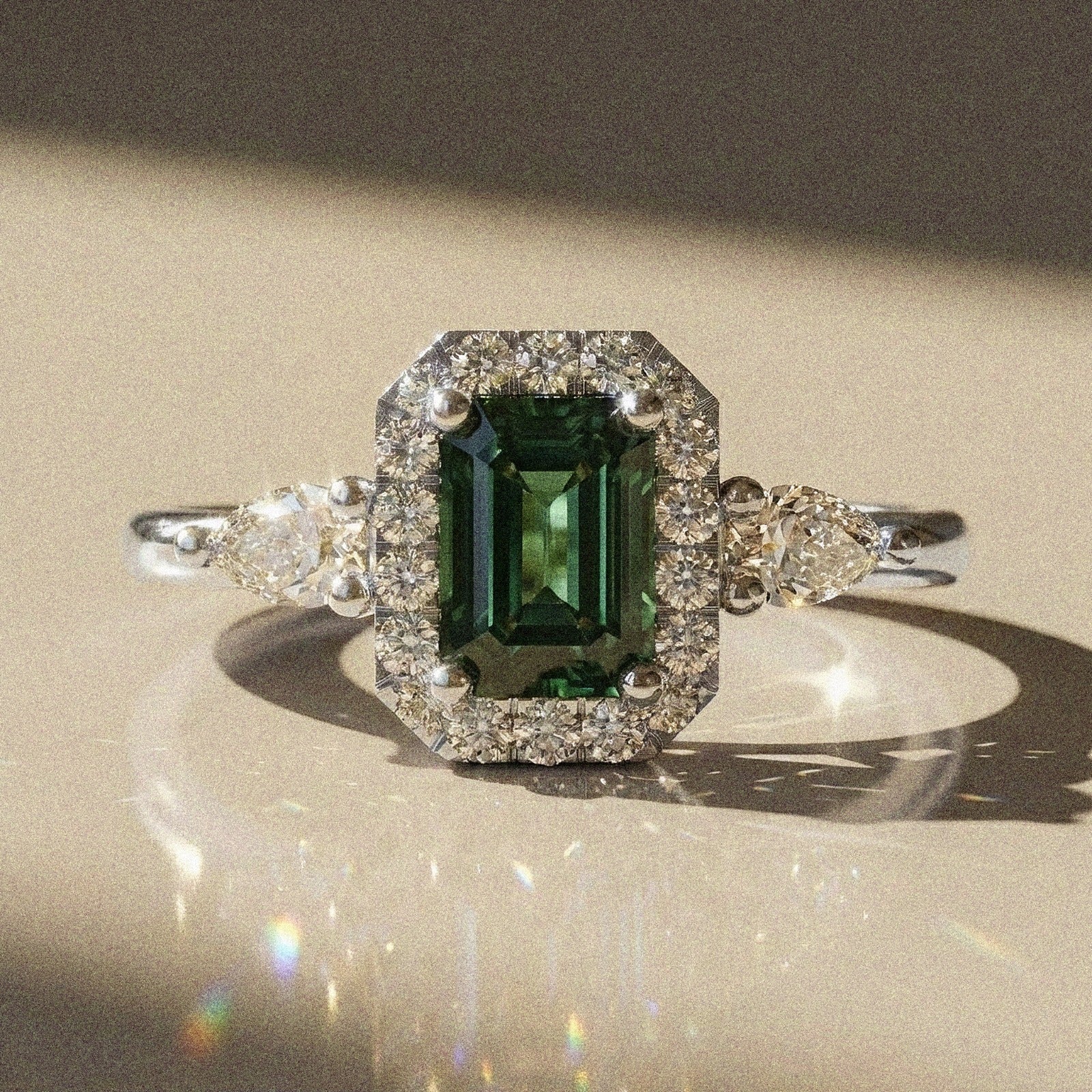 Mahonia - Bague de fiançailles pierre rectangle à pans coupés