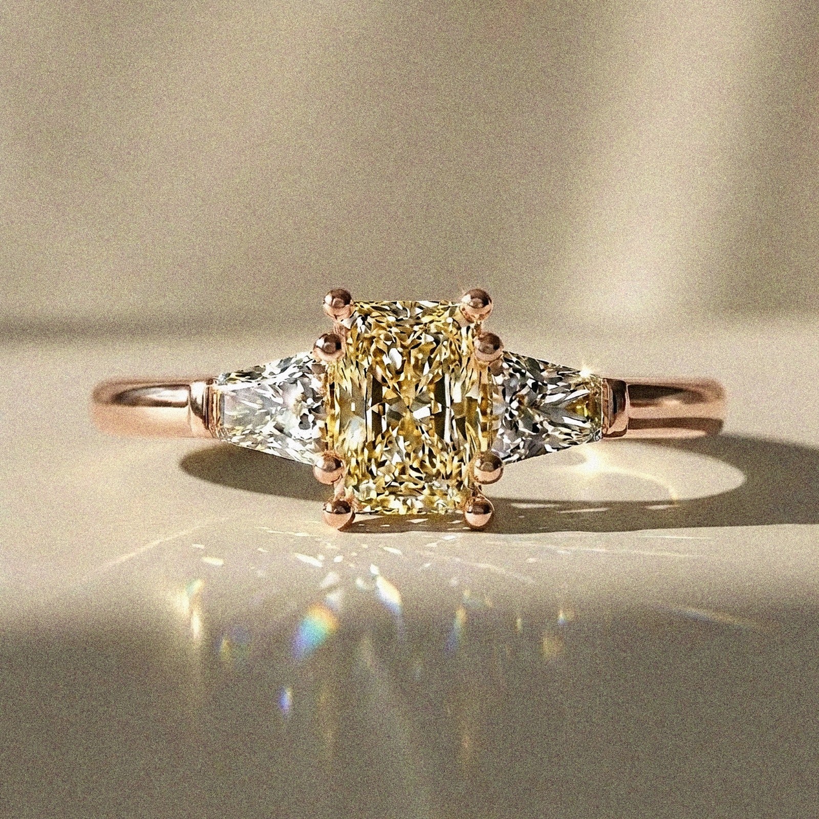 Olea - Bague de fiançailles pierre radiant épaulée