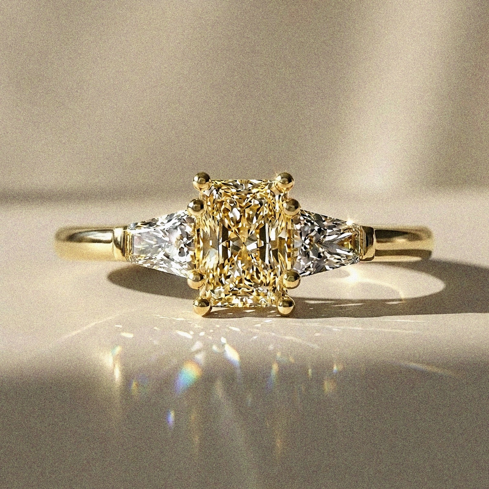 Olea - Bague de fiançailles pierre radiant épaulée