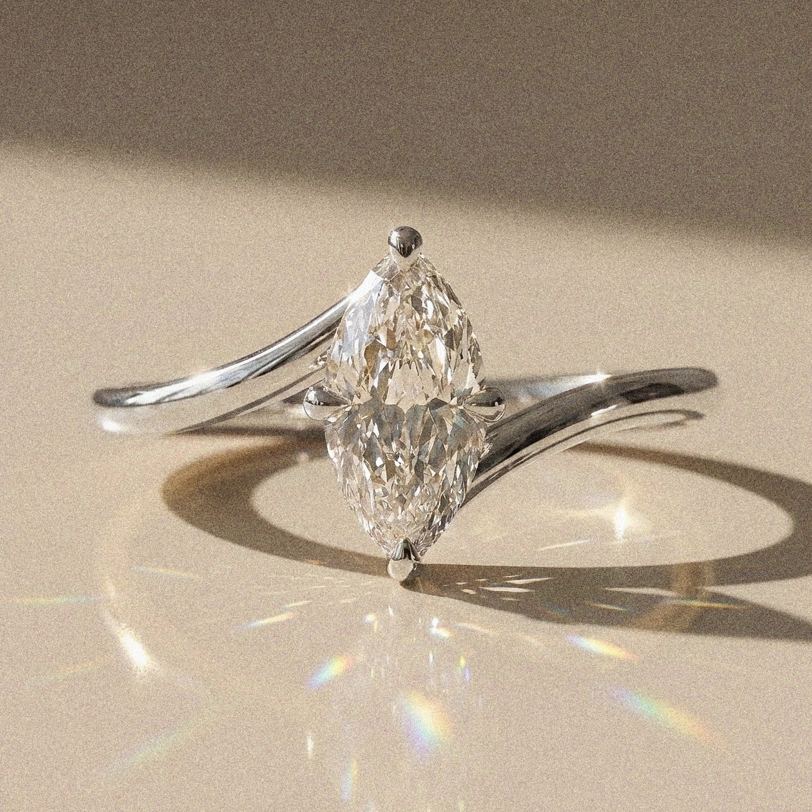 Amelys - Solitaire shuttle-shaped engagement ring