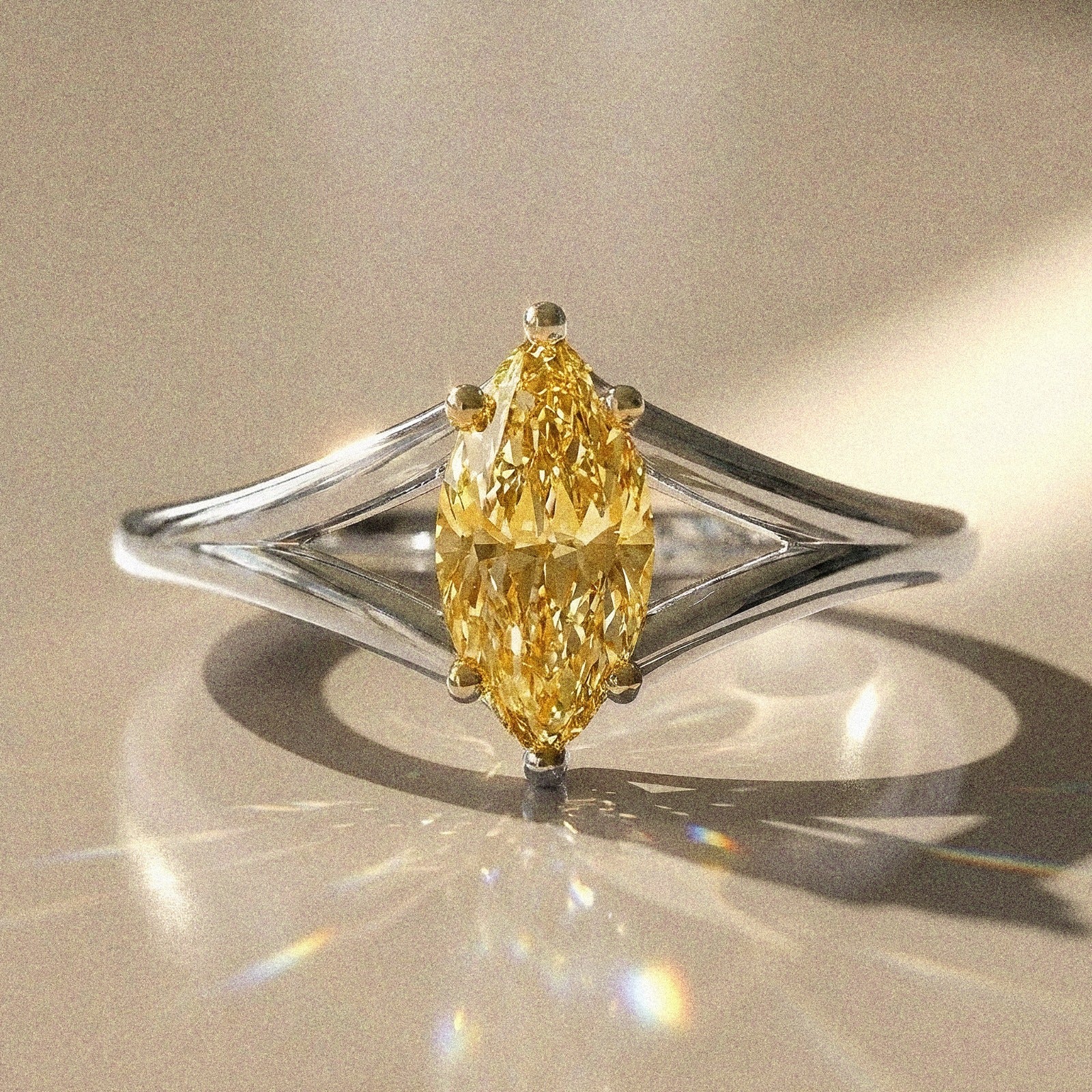 Labelia - Solitaire engagement ring with marquise stone