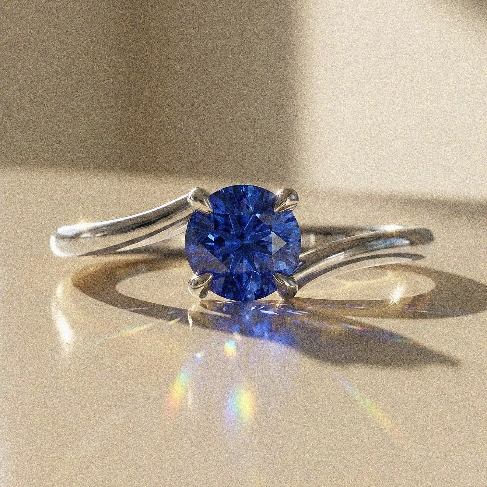 Bely - round brilliant-cut stone - solitaire