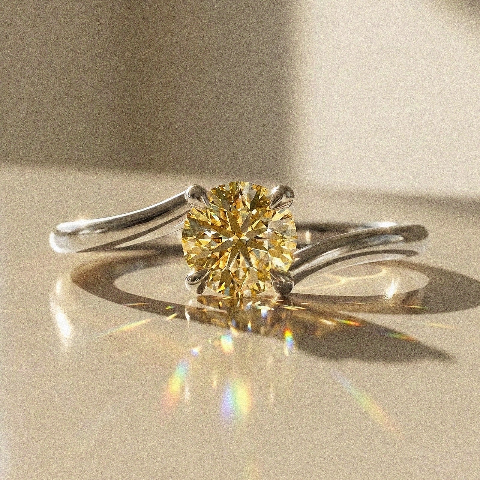 Bely - round brilliant-cut stone - solitaire