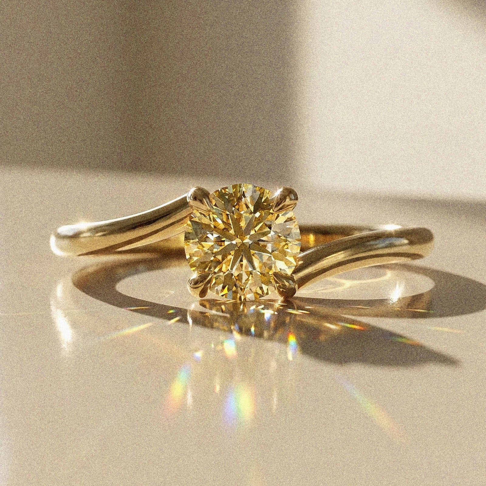 Bely - round brilliant-cut stone - solitaire