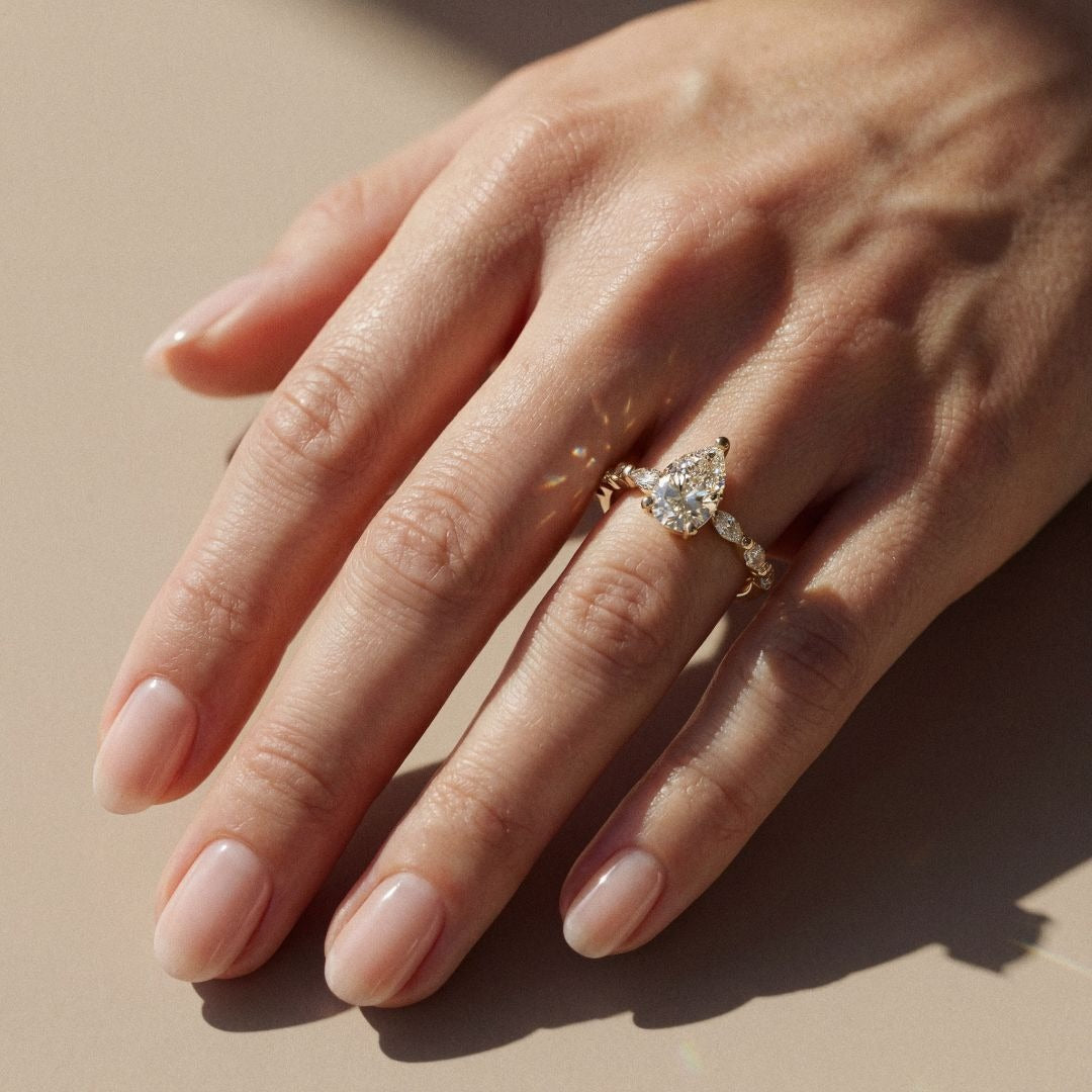 Madeleine - Solitaire accompagné taille poire