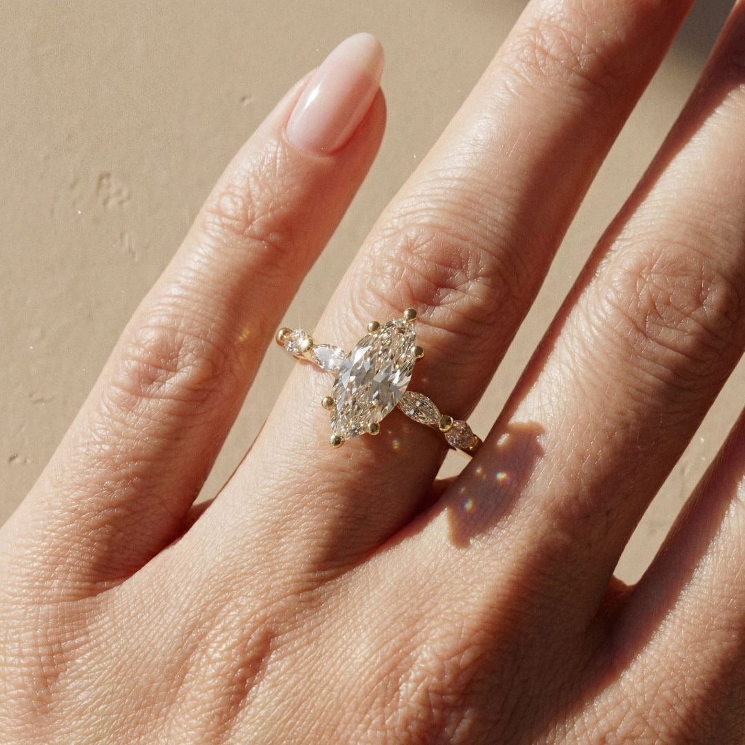 Leontina - bague de fiançailles pierre centrale accompagnée