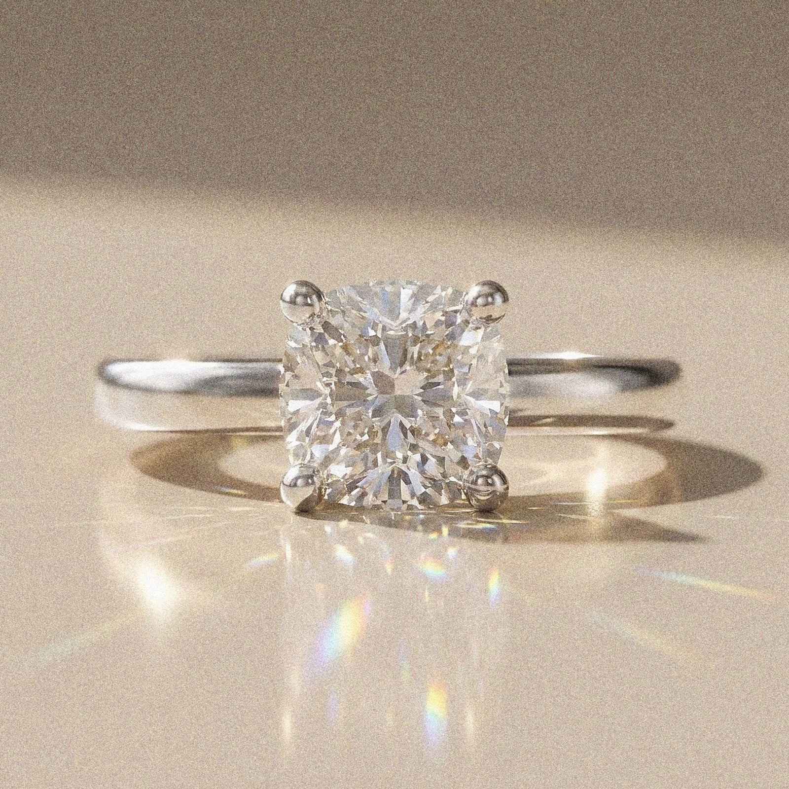 Madeleine - Solitaire accompanied pear-shaped