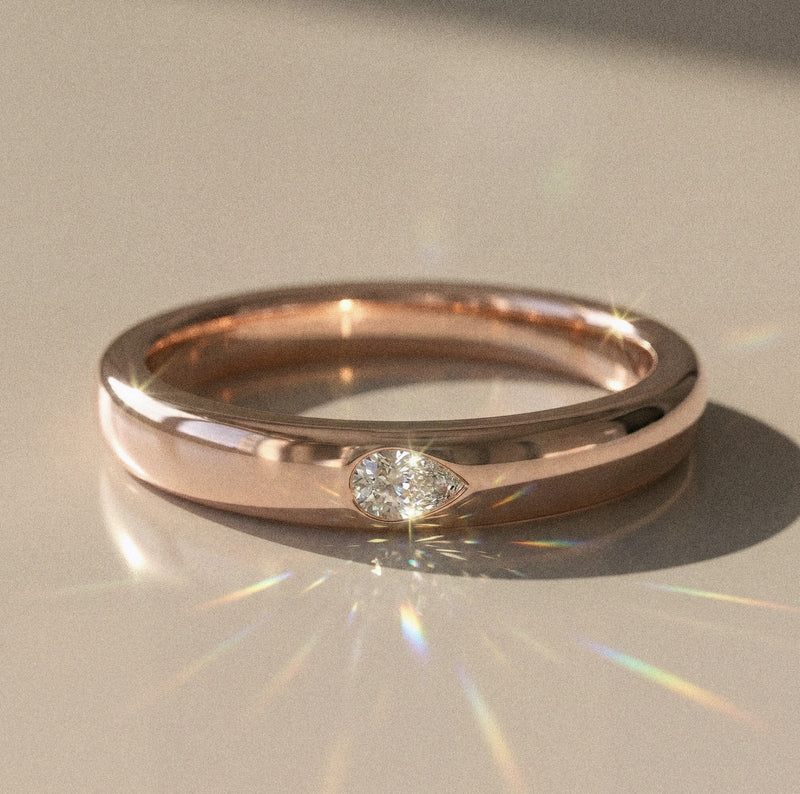 Aurora mixed wedding band – pear-shaped stone