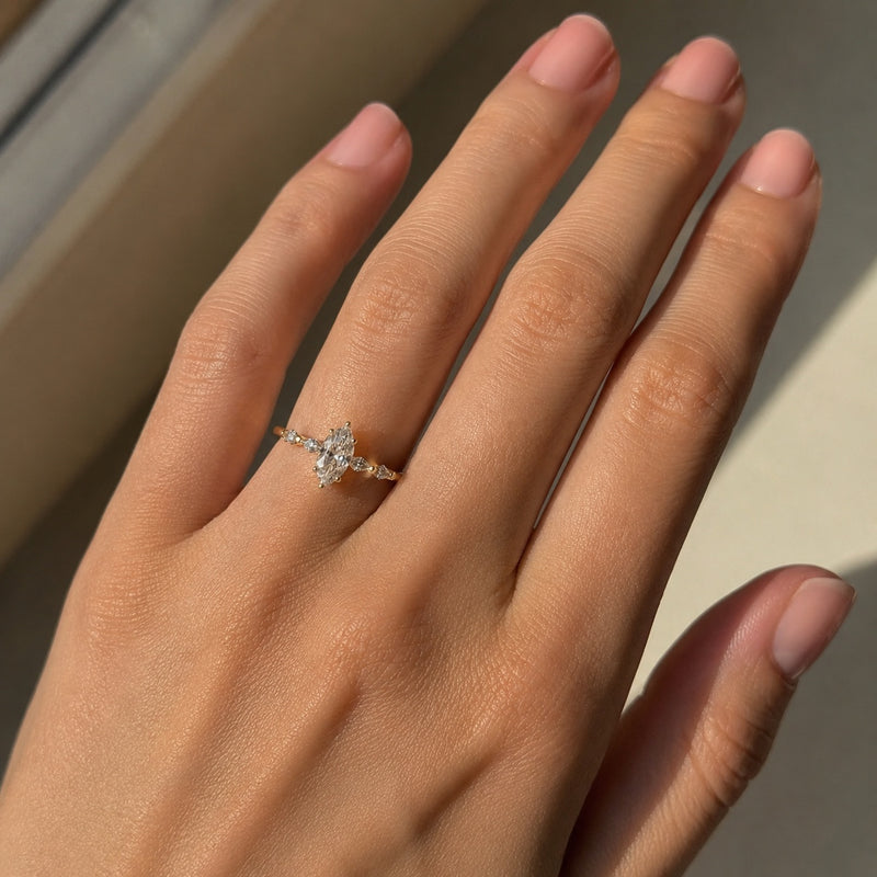 Leontina - engagement ring with a central stone accompanied