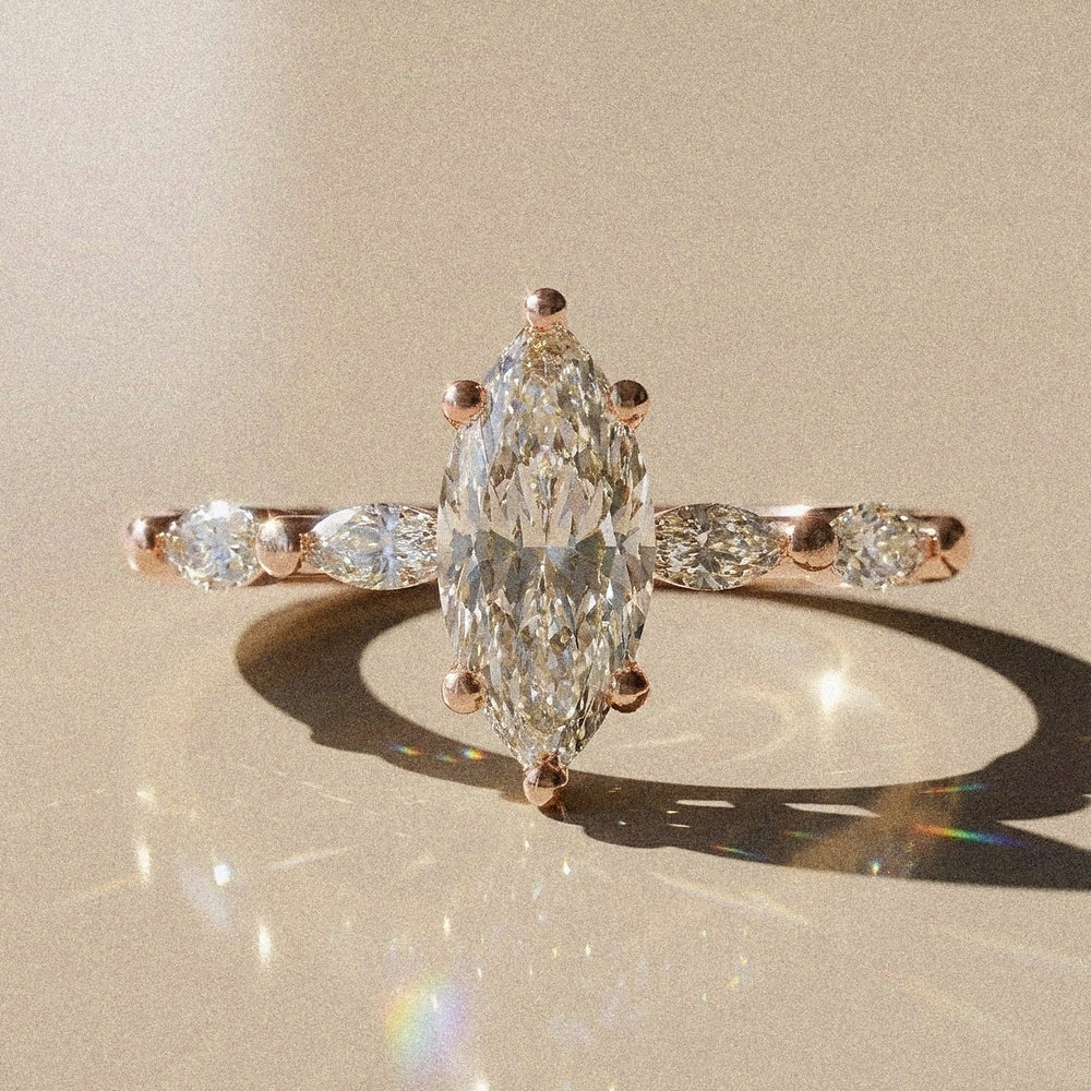 Leontina - engagement ring with a central stone accompanied