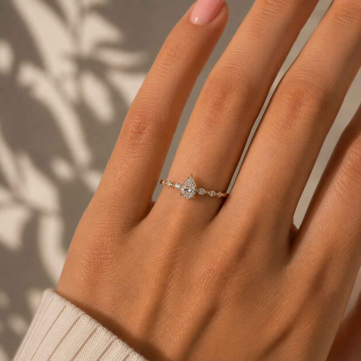 Madeleine - Solitaire accompagné taille poire