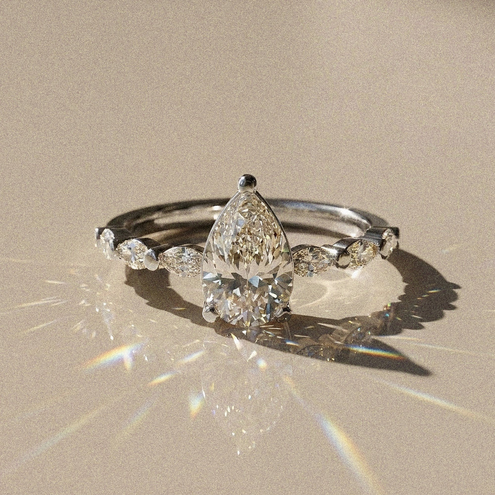 Madeleine - Solitaire accompanied pear-shaped