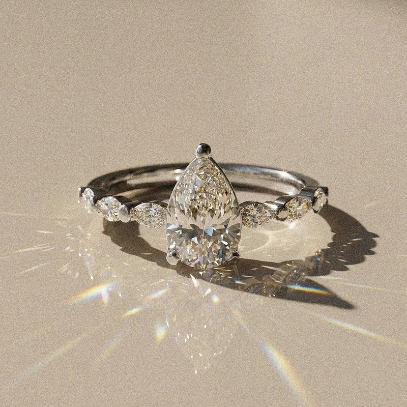 Madeleine - Solitaire accompanied pear-shaped