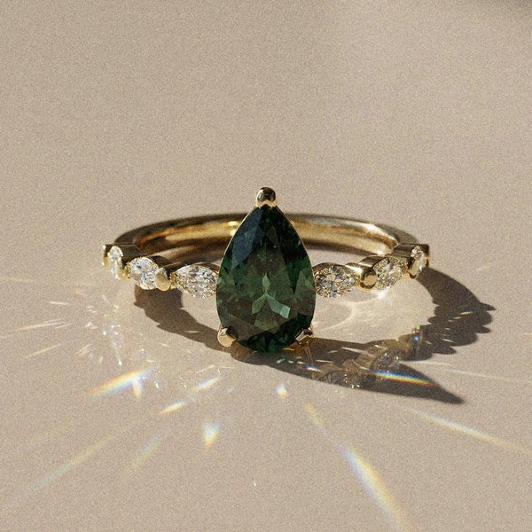 Madeleine - Solitaire accompanied pear-shaped