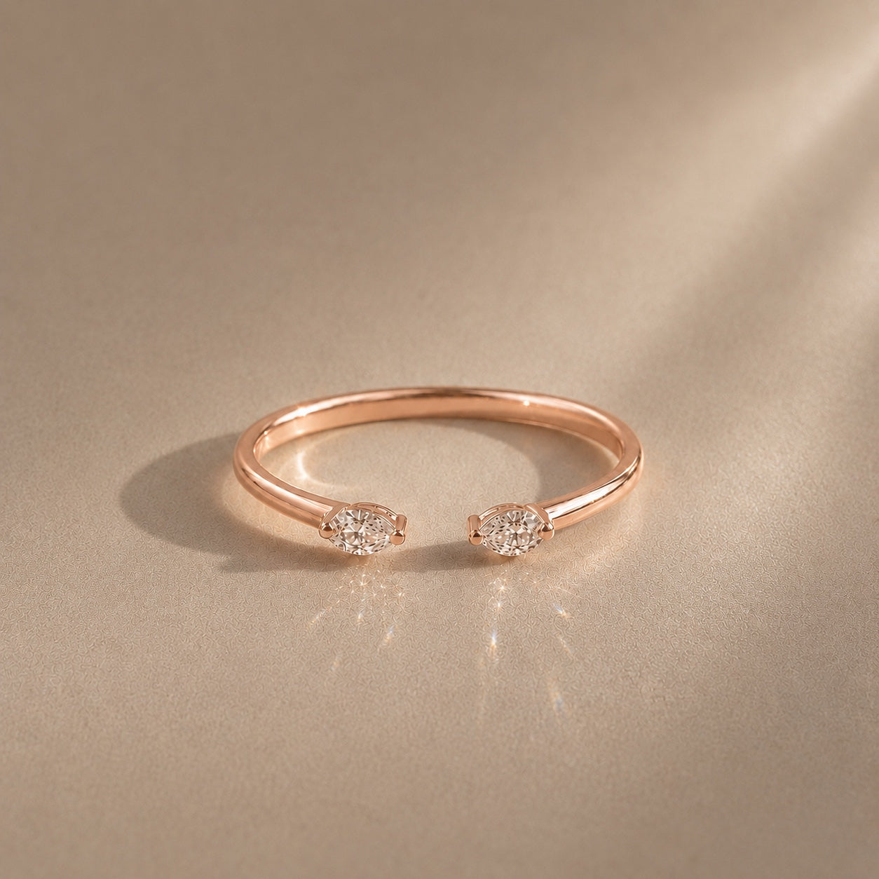Sedona women's wedding band in 18k gold – pear cut