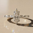 Leontina - engagement ring with a central stone accompanied