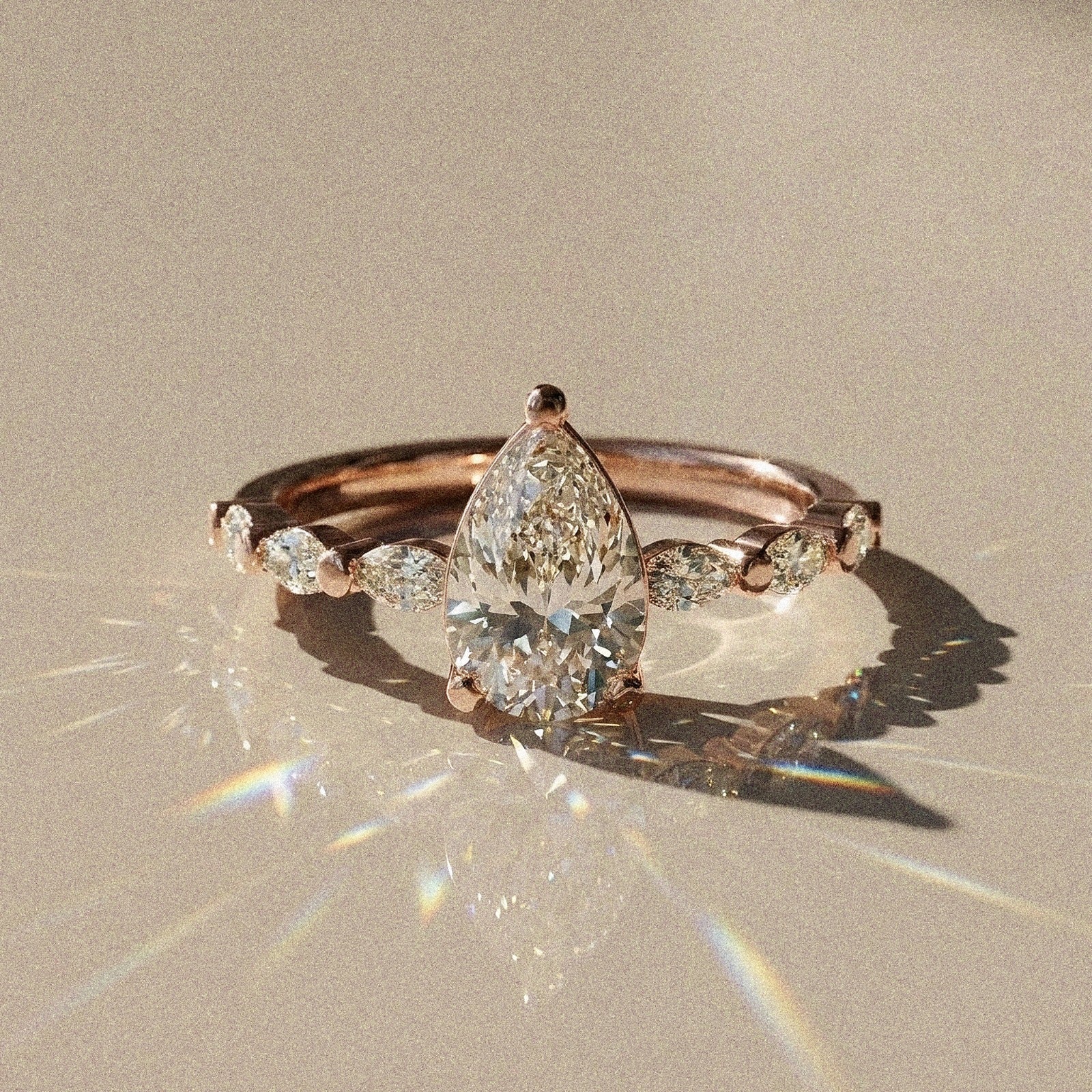 Madeleine - Solitaire accompagné taille poire