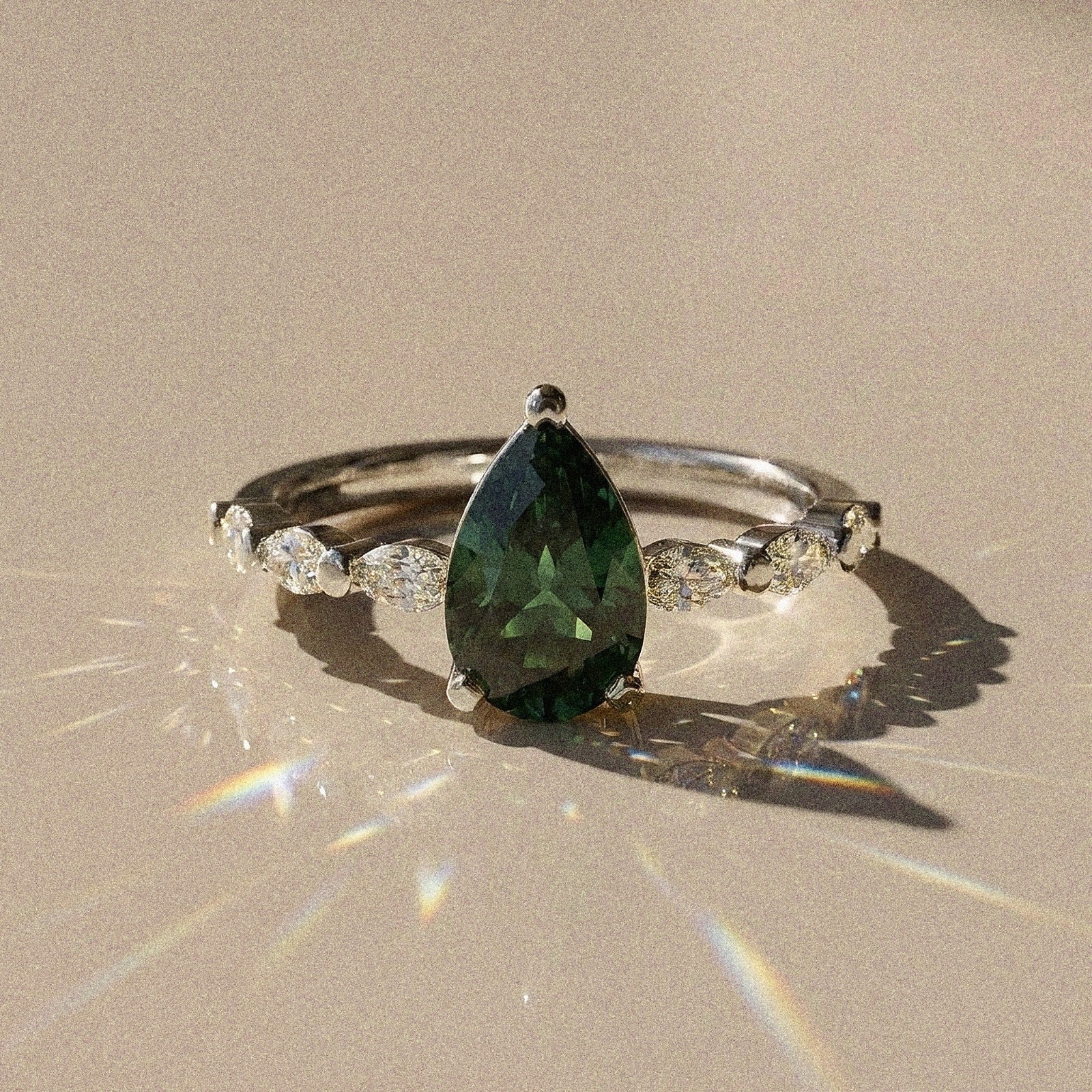 Madeleine - Solitaire accompagné taille poire