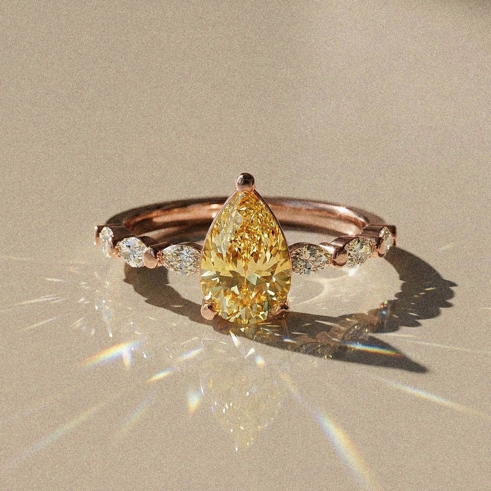 Madeleine - Solitaire accompagné taille poire