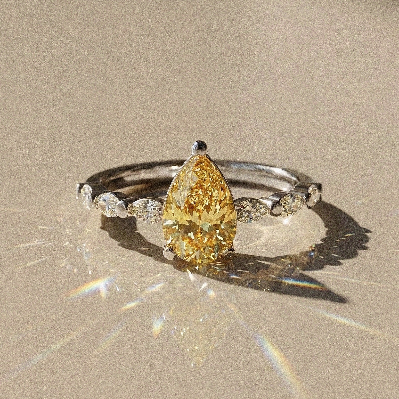 Madeleine - Solitaire accompagné taille poire