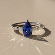 Madeleine - Solitaire accompanied pear-shaped
