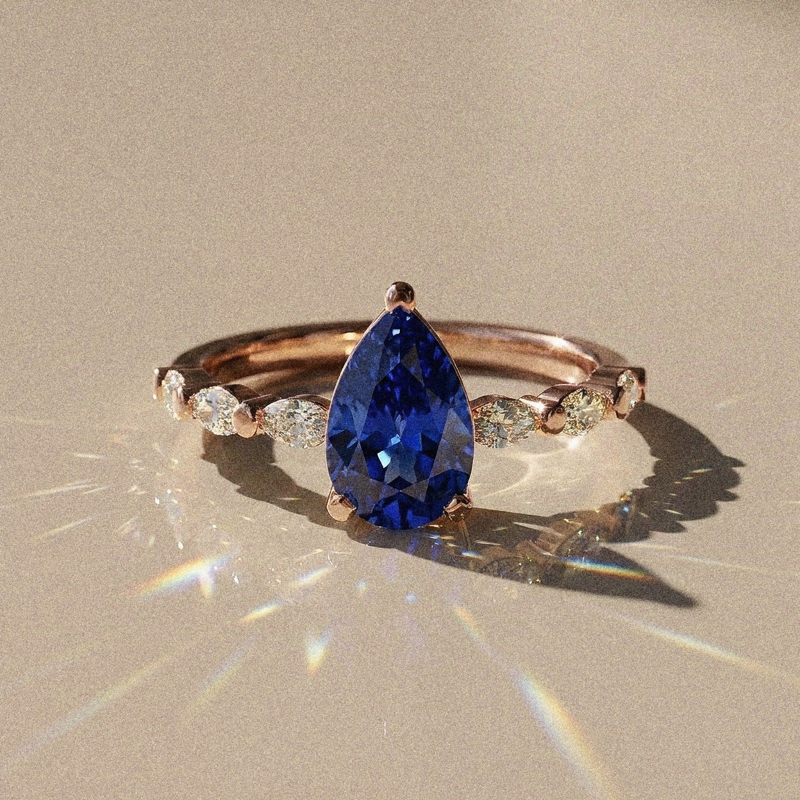 Madeleine - Solitaire accompagné taille poire