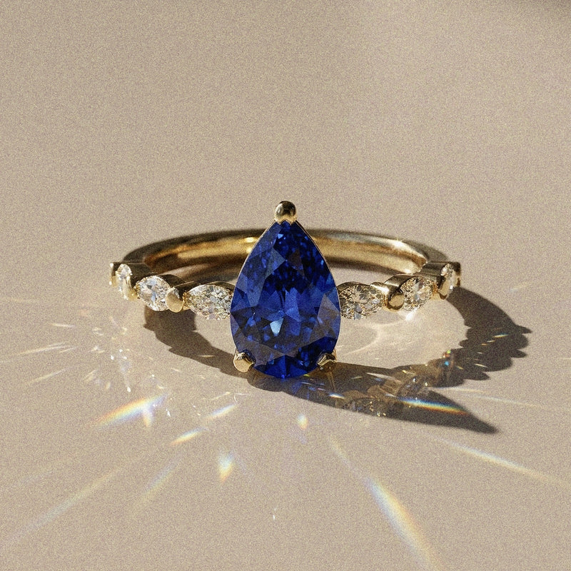 Madeleine - Solitaire accompanied pear-shaped