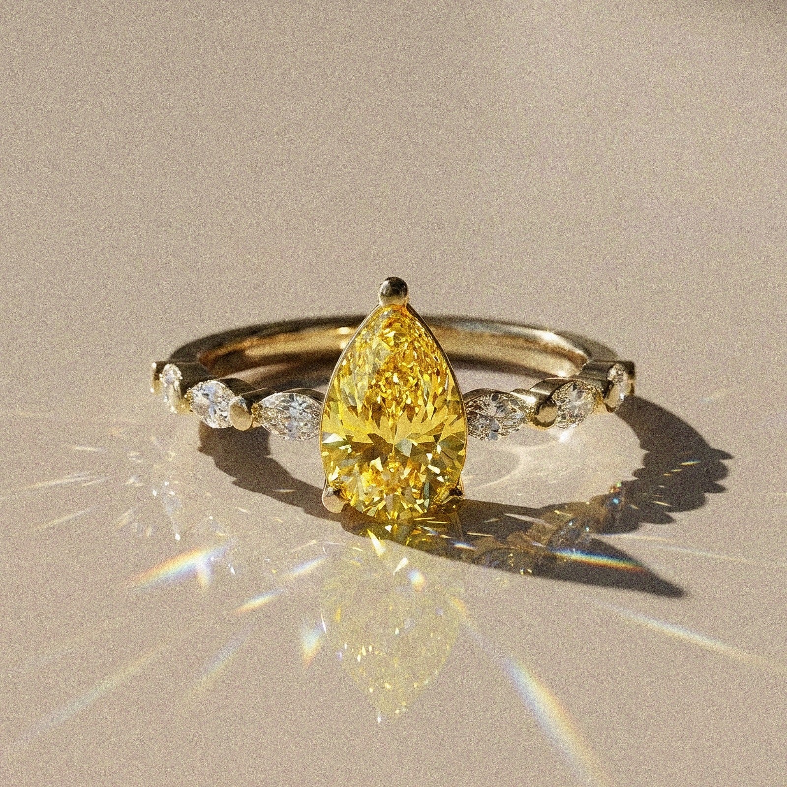 Madeleine - Solitaire accompagné taille poire