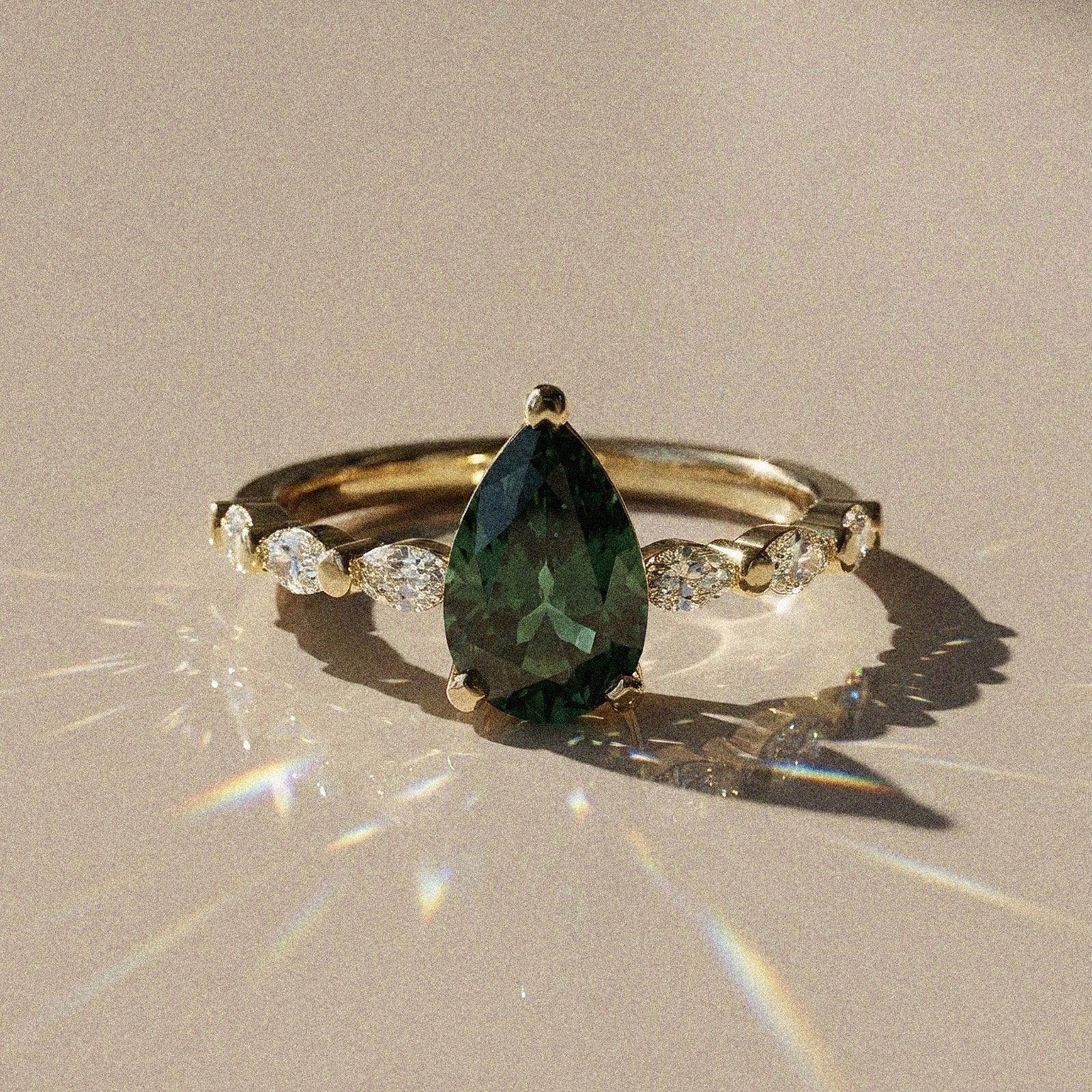 Madeleine - Solitaire accompagné taille poire