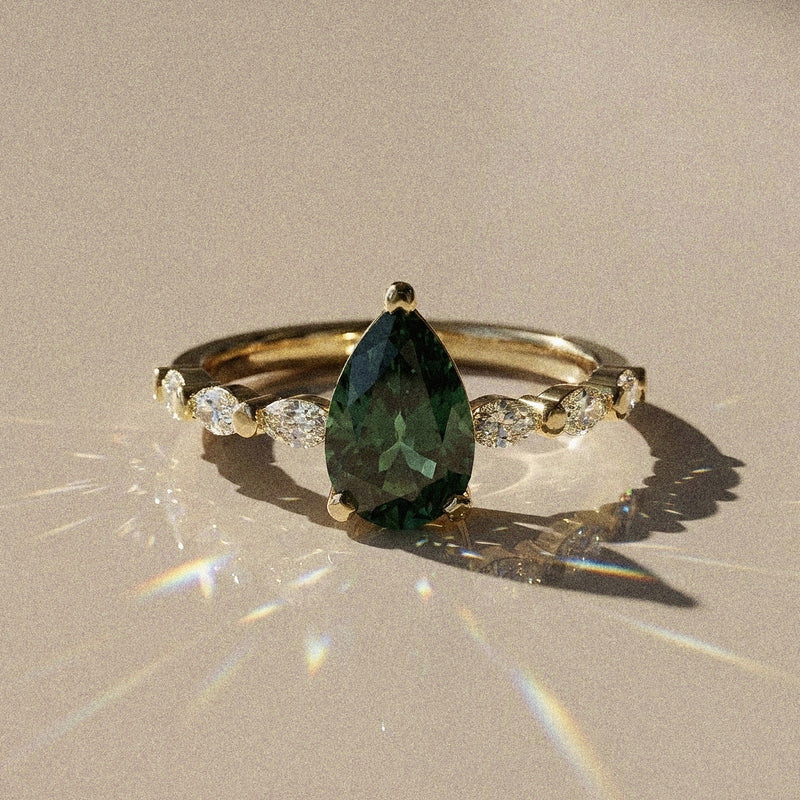 Madeleine - Solitaire accompanied pear-shaped