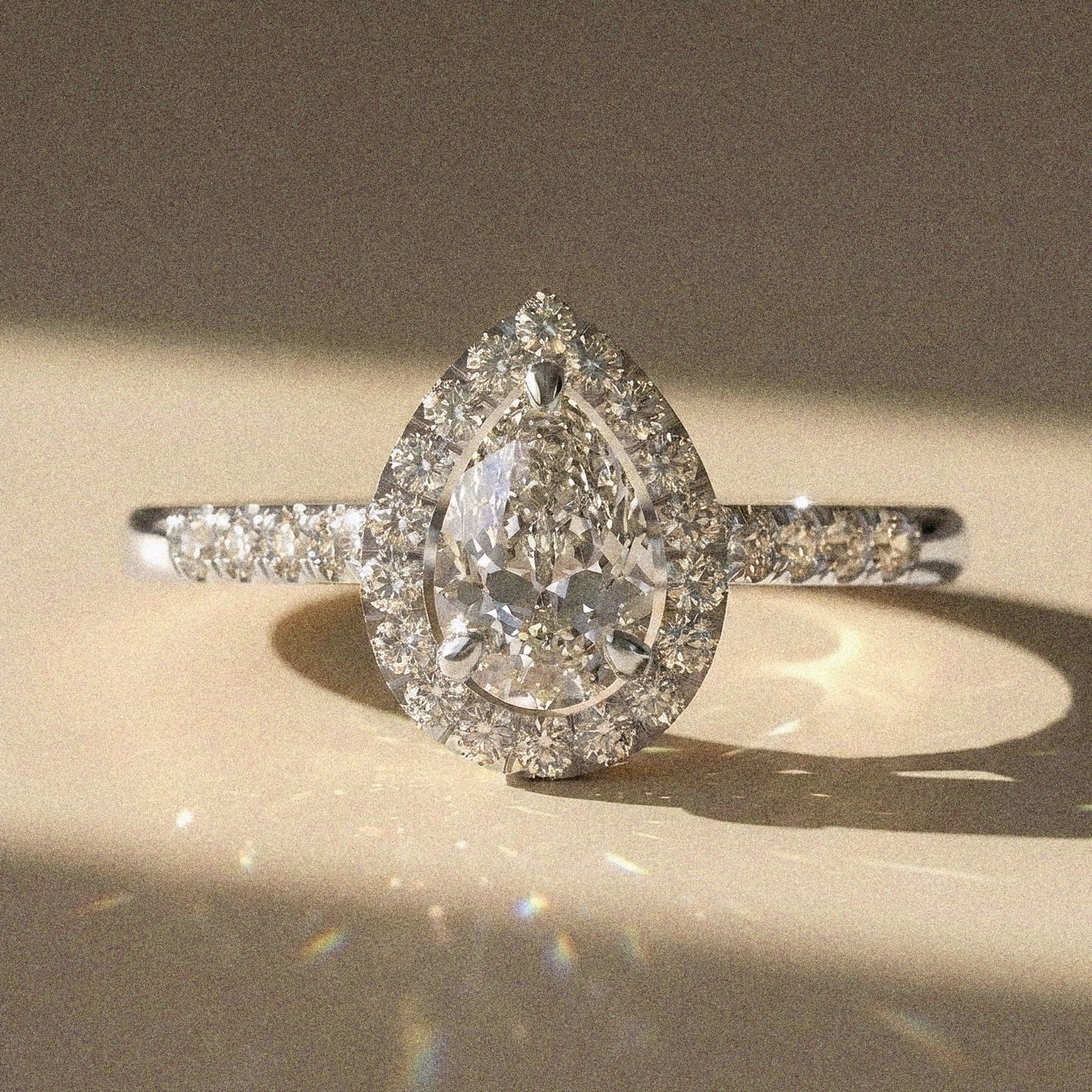 Acacia - Bague de fiançailles diamant poire à entourage